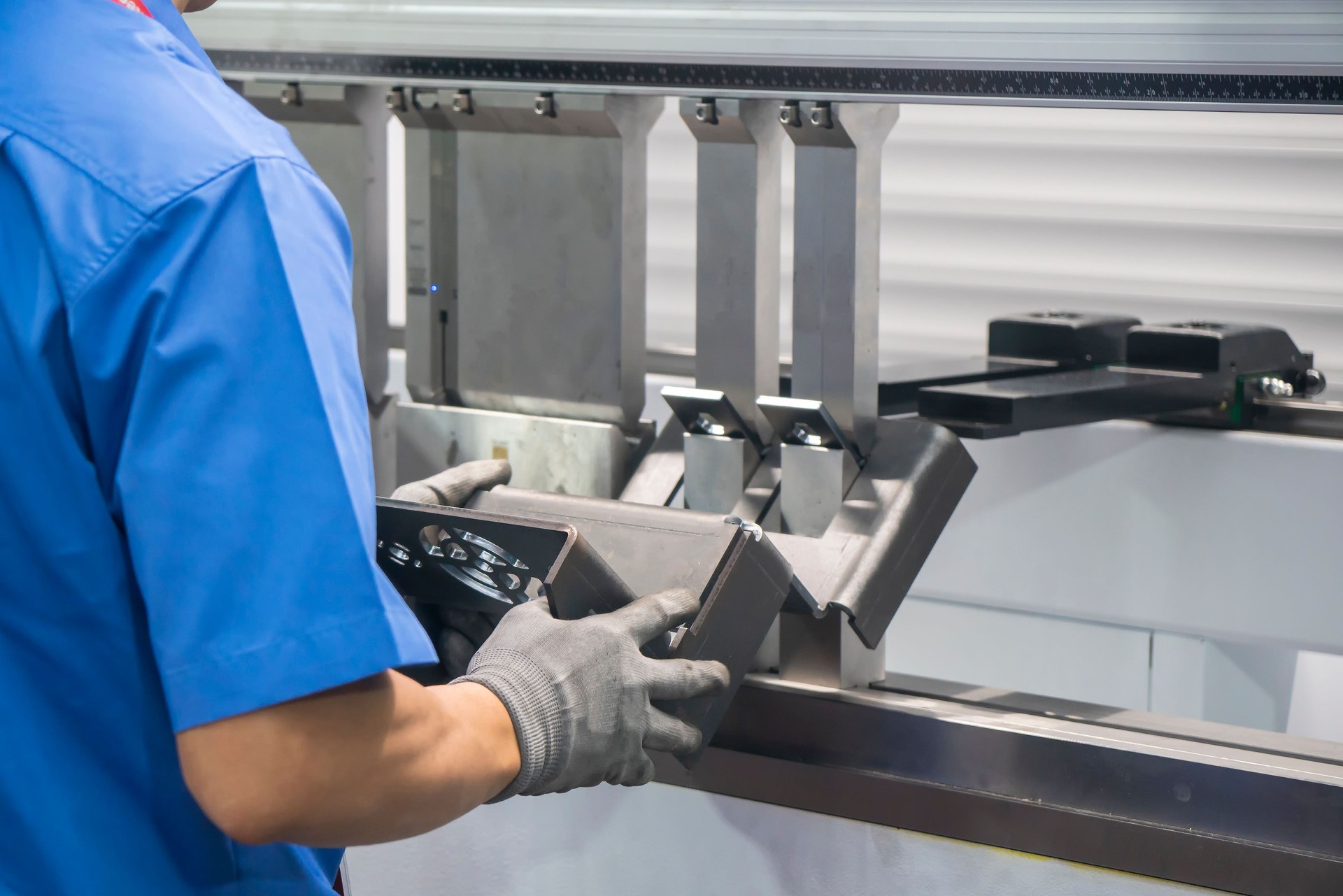 The press brake hydraulic bending  machine operation,bending the automotive by  skill worker.
